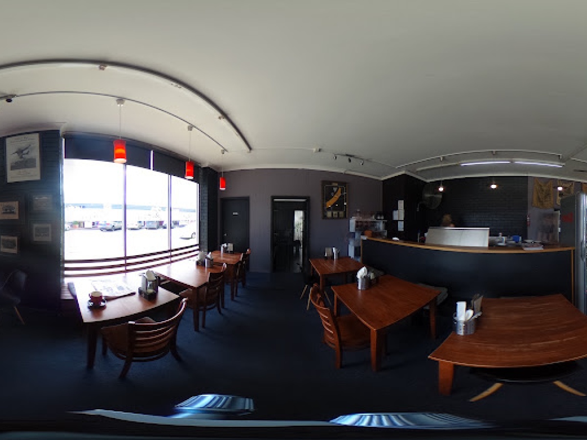 Rowees Cafe and Bar