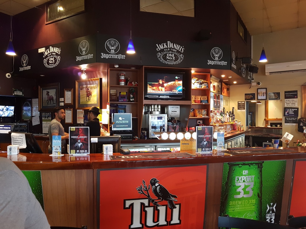 Thoroughbred Sports Bar, Takanini