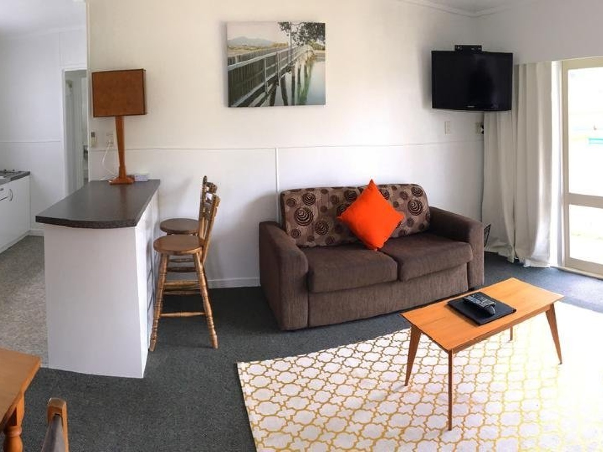 Raglan Palm Beach Motel