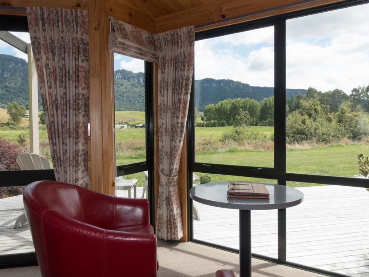 Astelia Lodge, Horohoro