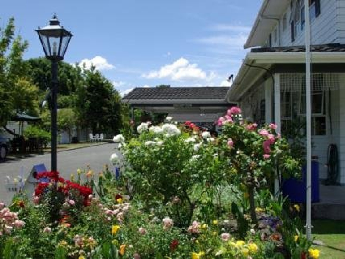 Colonial Palms Motel – Adults Only