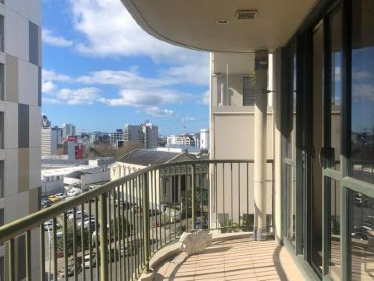 Curls and Buoys – Pet friendly – Stone throw to river