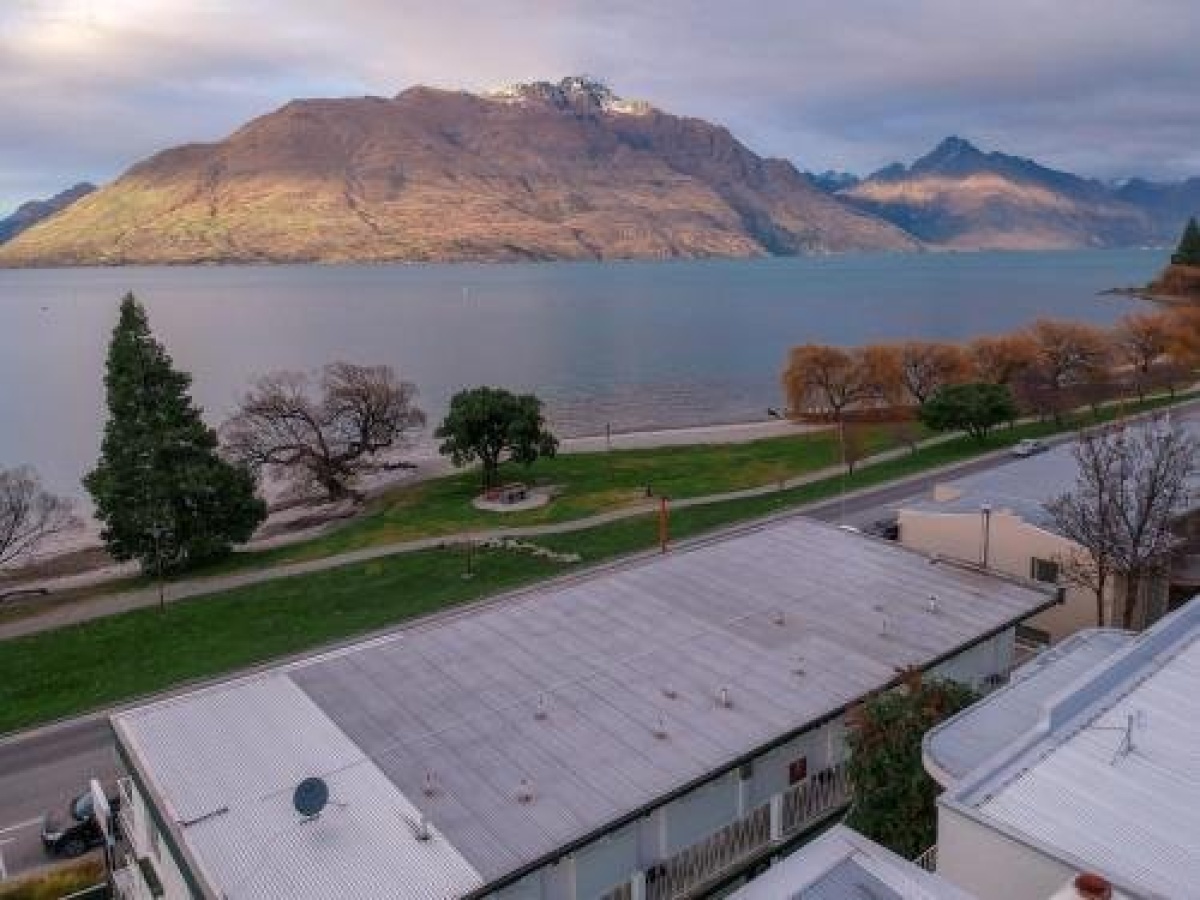 Lakeside Apartments
