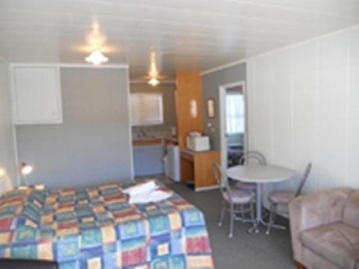 AARON COURT MOTEL