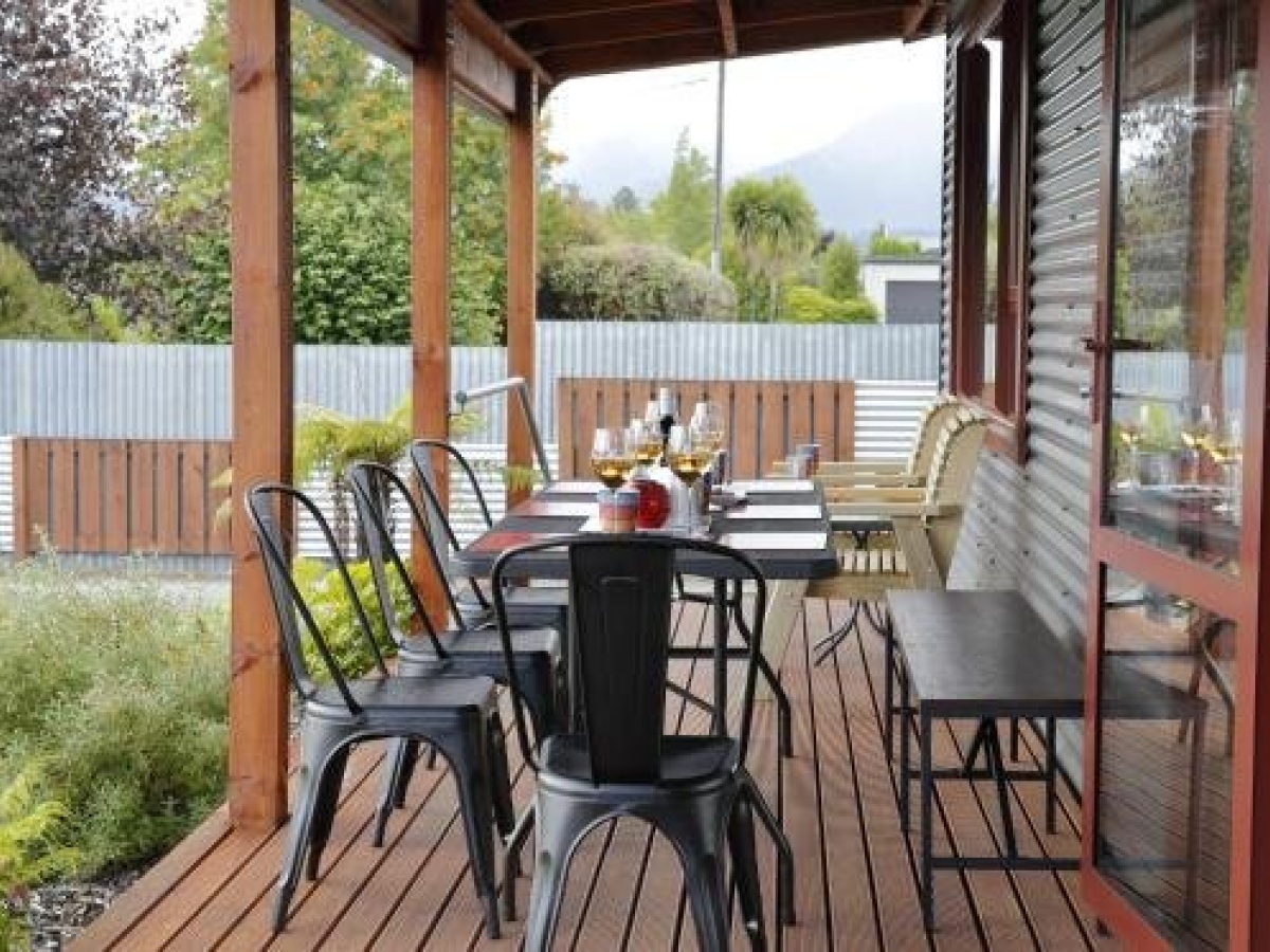 Mohua Motels, TÃkaka
