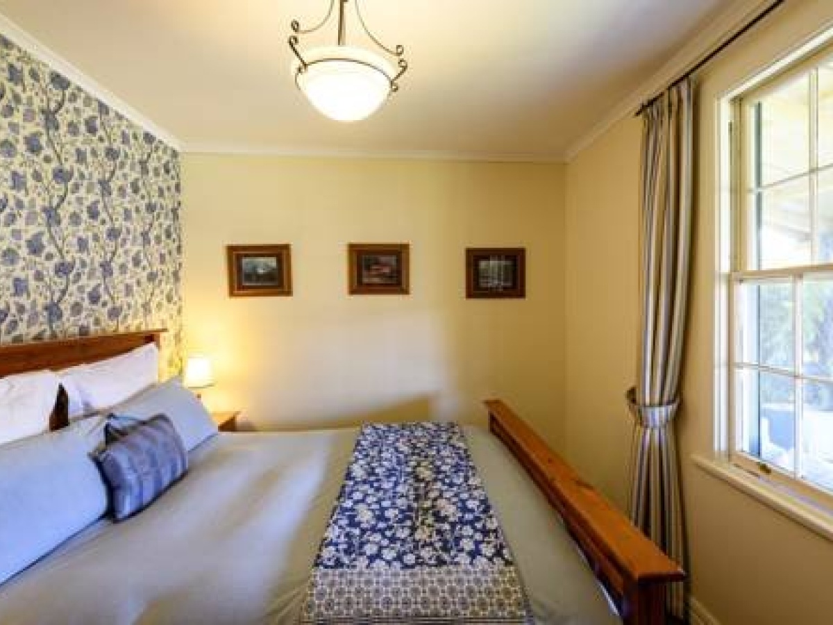 Heritage Listed Sandstone Cottage