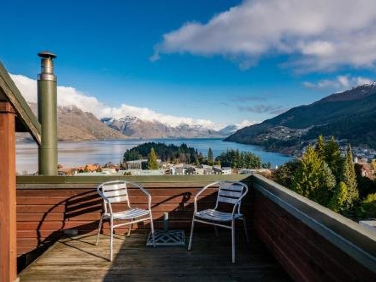 Eagles Nest Backpackers