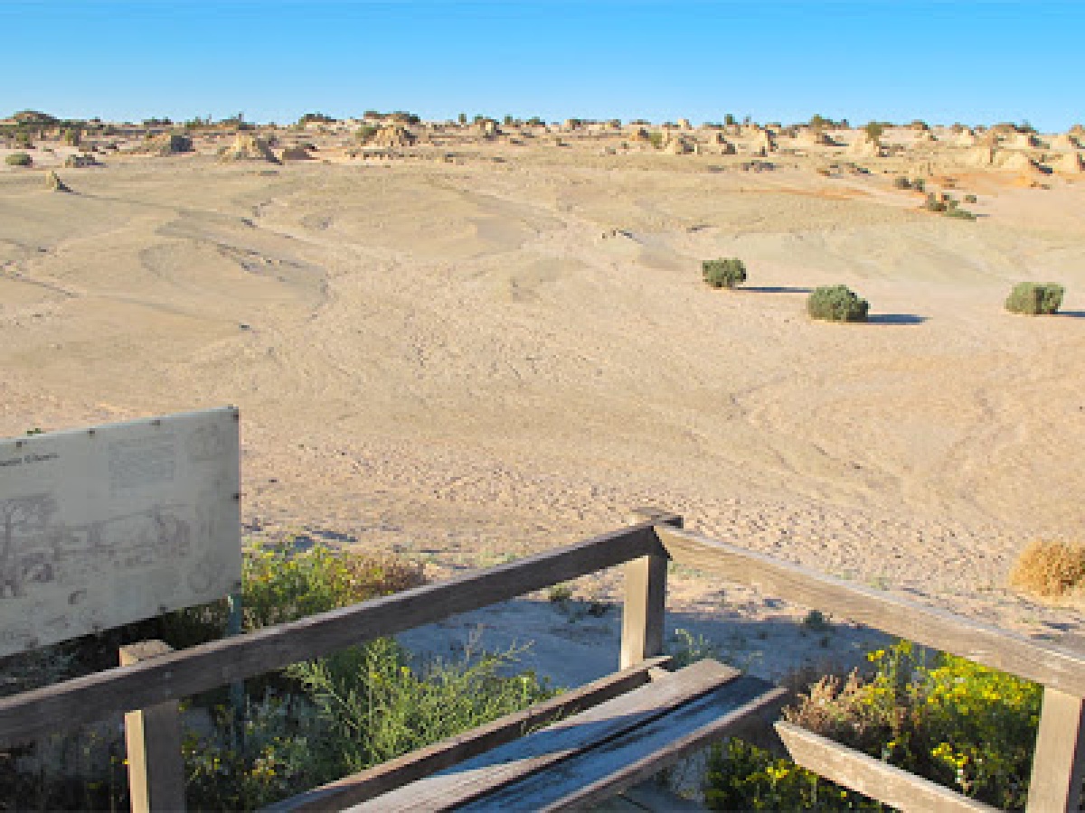 Walls of China viewing platform, Mungo