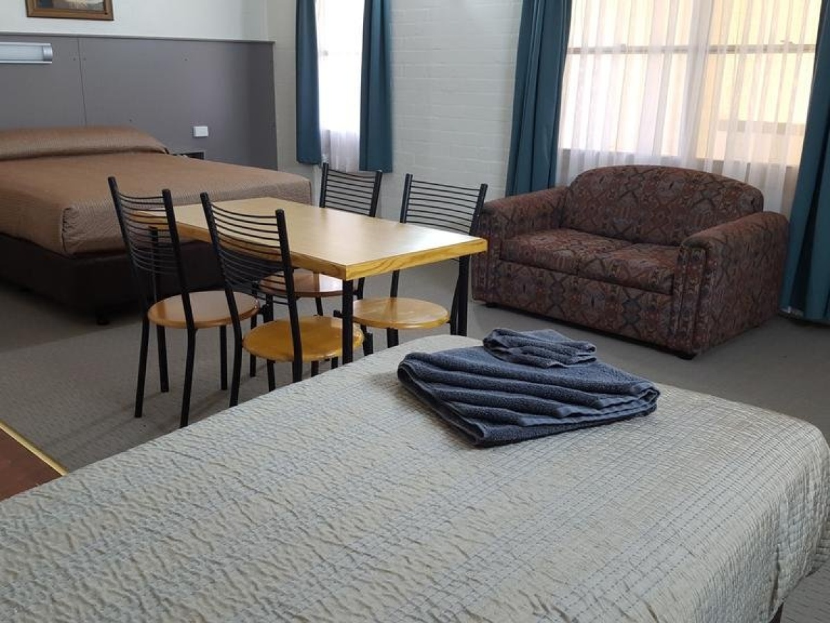 Bishops Lodge Narrandera photo